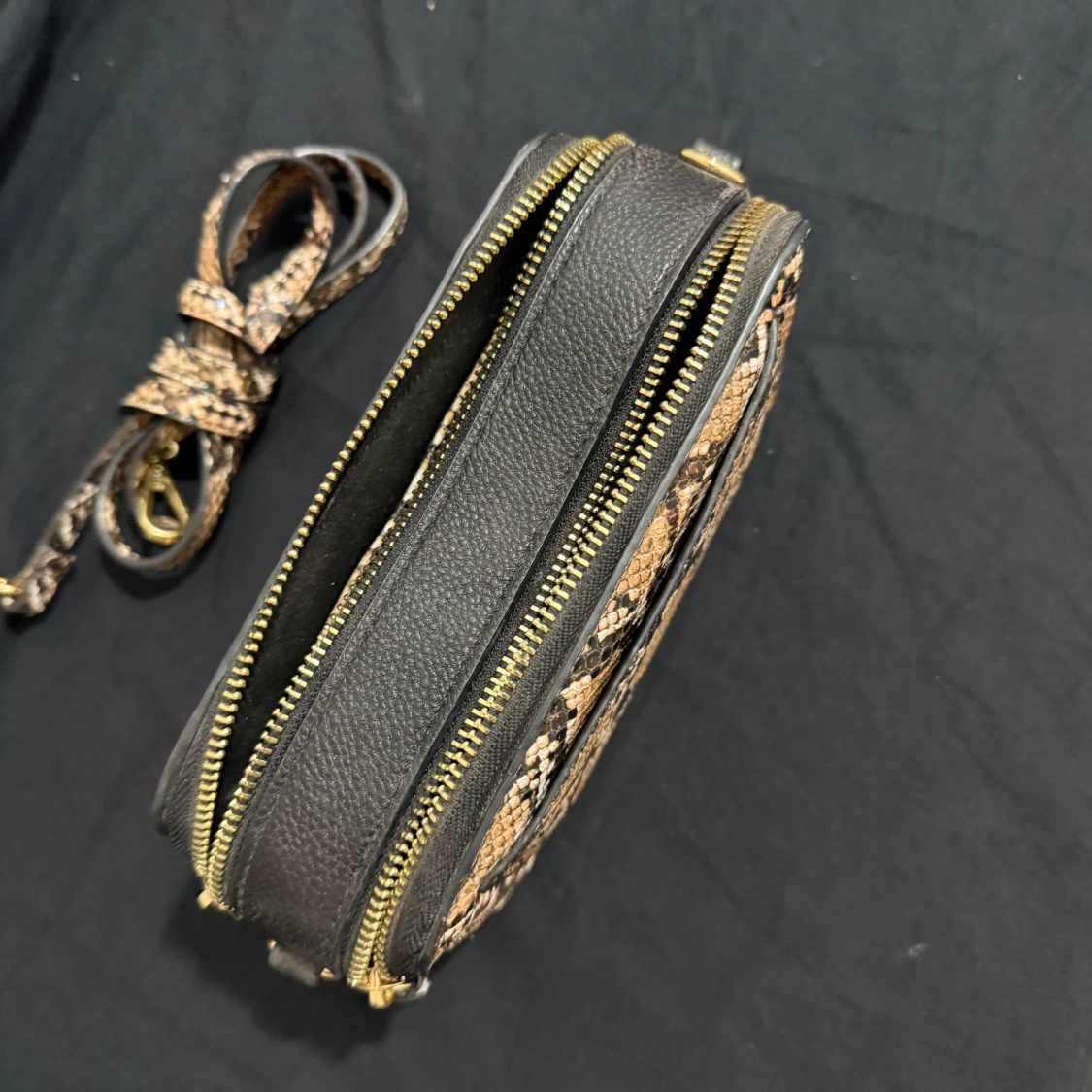 Axelväska i ormmönstrat skinn från Charles & Keith - 4