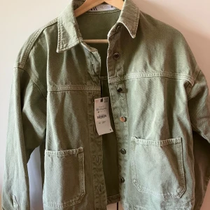 Grön oversize jeansjacka från Zara XS - Helt oanvänd!