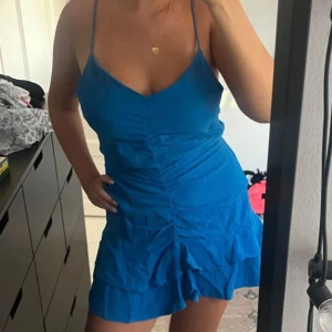 Blå kort klänning med volang - Klänning från zara med öppen rygg skit fin 