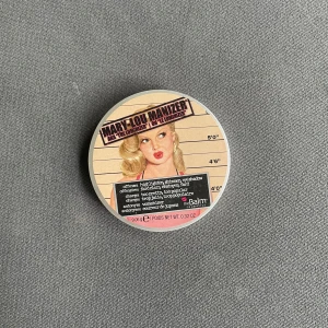  Highlighter från theBalm - Mary-Lou Manizer är en ikonisk highlighter i en champagneguldig nyans. Kommer i en rund metallask med spegel i locket och retroinspirerad design. Perfekt för att ge glow till kindben, näsrygg eller som ögonskugga.