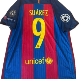 Barcelona kit 2018 CL - Säljer nu denna schyssta Barcelona tröjan från 2016 säsongen med CL badge. Tröjan är i väldigt fint skick. Ifall fler bilder önskas är det bara att skriva! Storlek: M