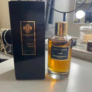 Mancera Amore Caffè 120ml EdP - Upptäck Amore Caffè från Mancera Paris – en Eau de Parfum i generös 120 ml flaska. Snygg och lyxig doft som sticker ut i mängden. Perfekt för dig som vill ha något unikt i parfymhyllan.