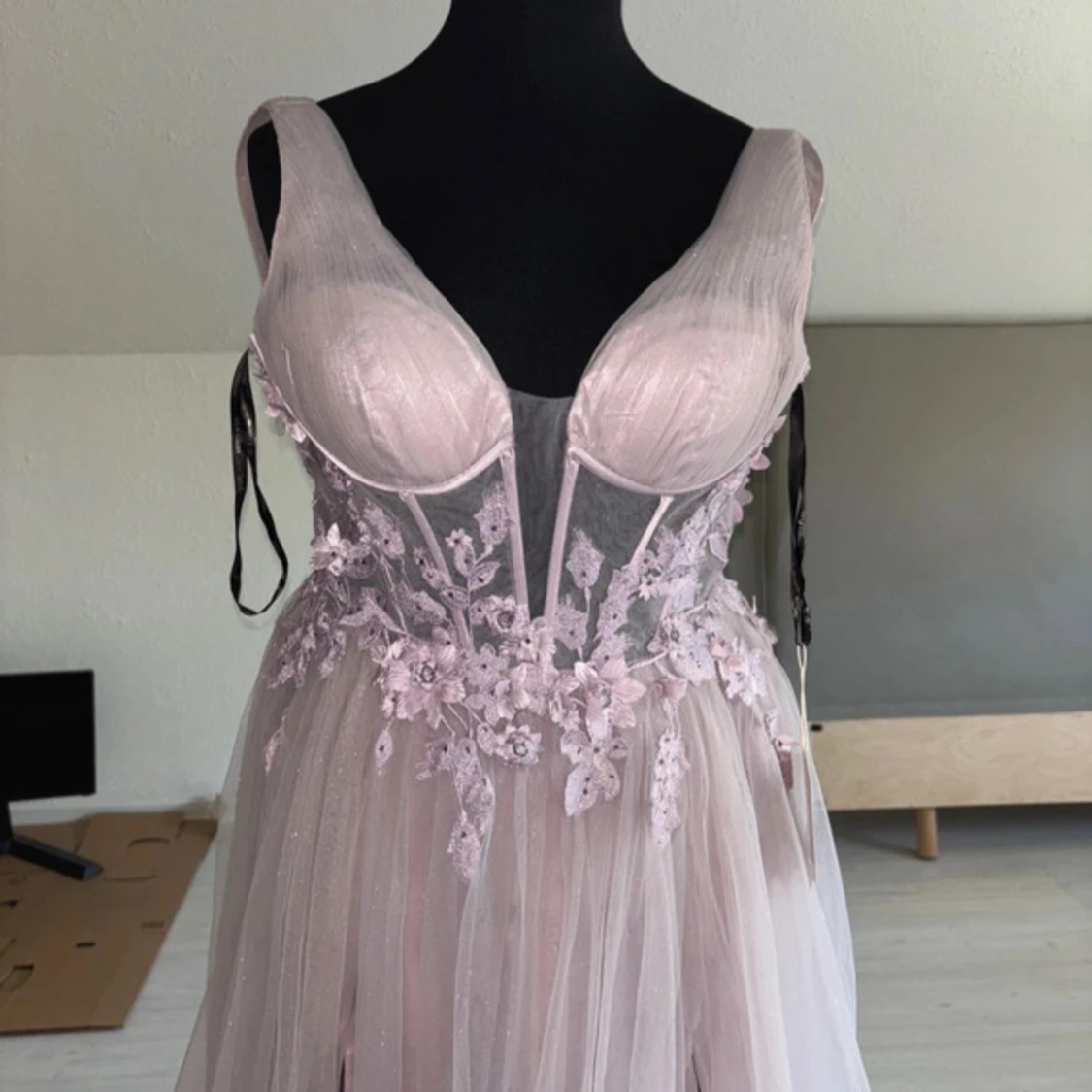 Ljuslila/rosa långklänning med spets och glitter - 1