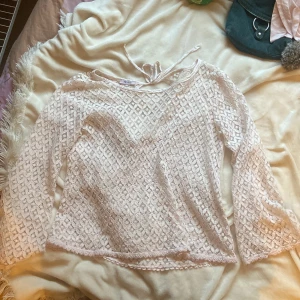Spets mesh tröja - Ljusrosa fin långärmad tröja med hål och rosett i ryggen 😙står ingen storlek på lappen men den är typ S. kontakta gärna vid frågor 