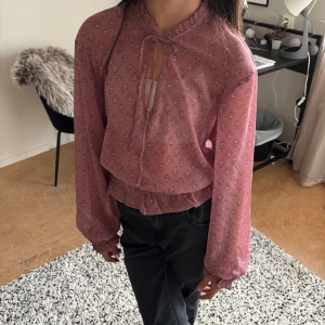 Söt blus  - Säljer denna super fina blus, som inte längre finns kvar i sortimentet💕 skriv vid frågor!