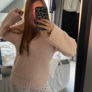 Ljusrosa fluffig stickad tröja H&M XS - Supermysig ljusrosa stickad tröja från H&M i storlek XS🩷