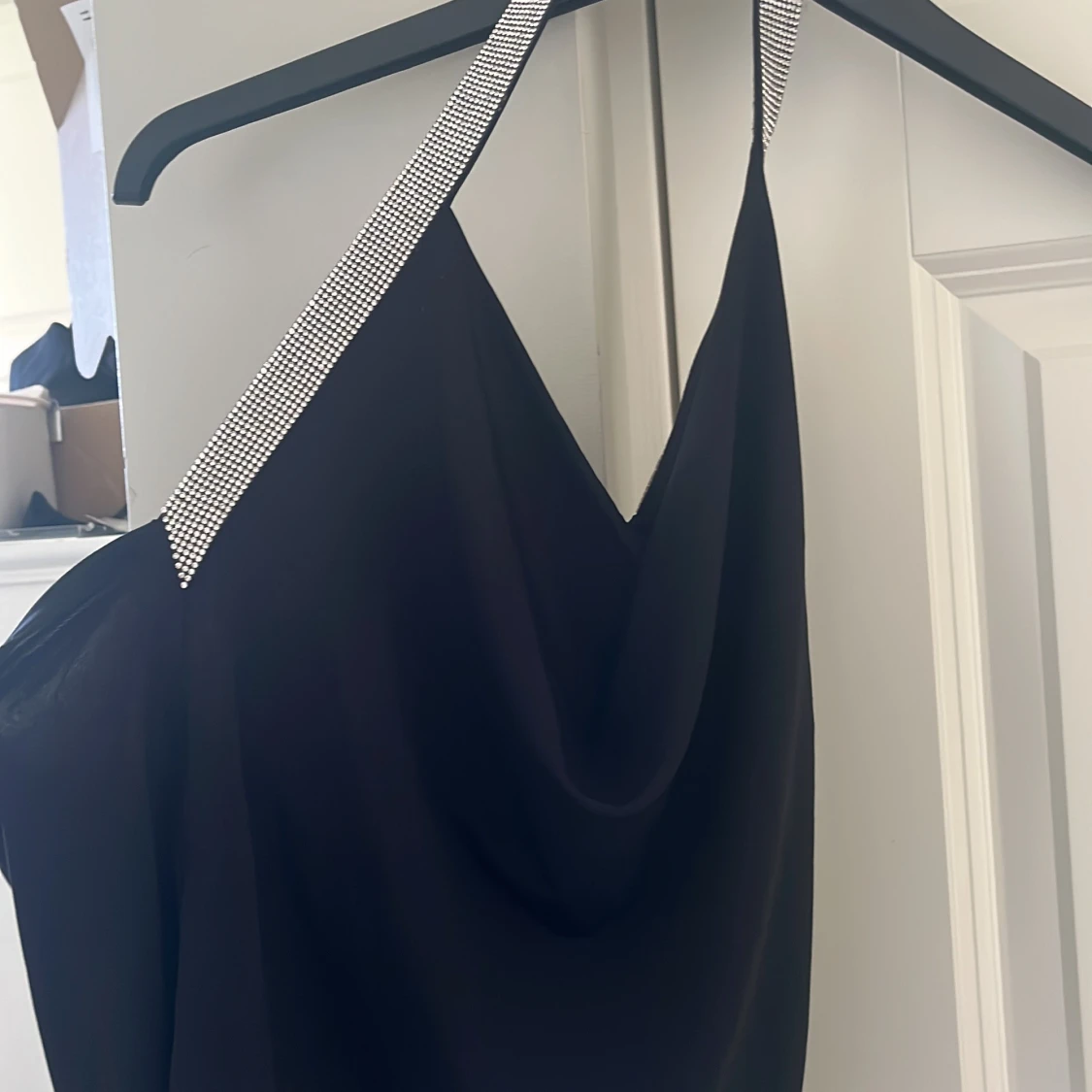 Svart festtopp med glittriga band från MNG - 1