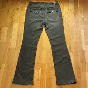 Gråa True Religion Jeans - Gråa bootcut jeans från True Religion i storlek 30! Skriv gärna om du vill ha mer bilder på detaljer🥰