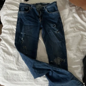 Mörkblå jeans med slitningar - Jätte fina jeans som ja klippt ”sönder” själv. Från Bikbok🤍
