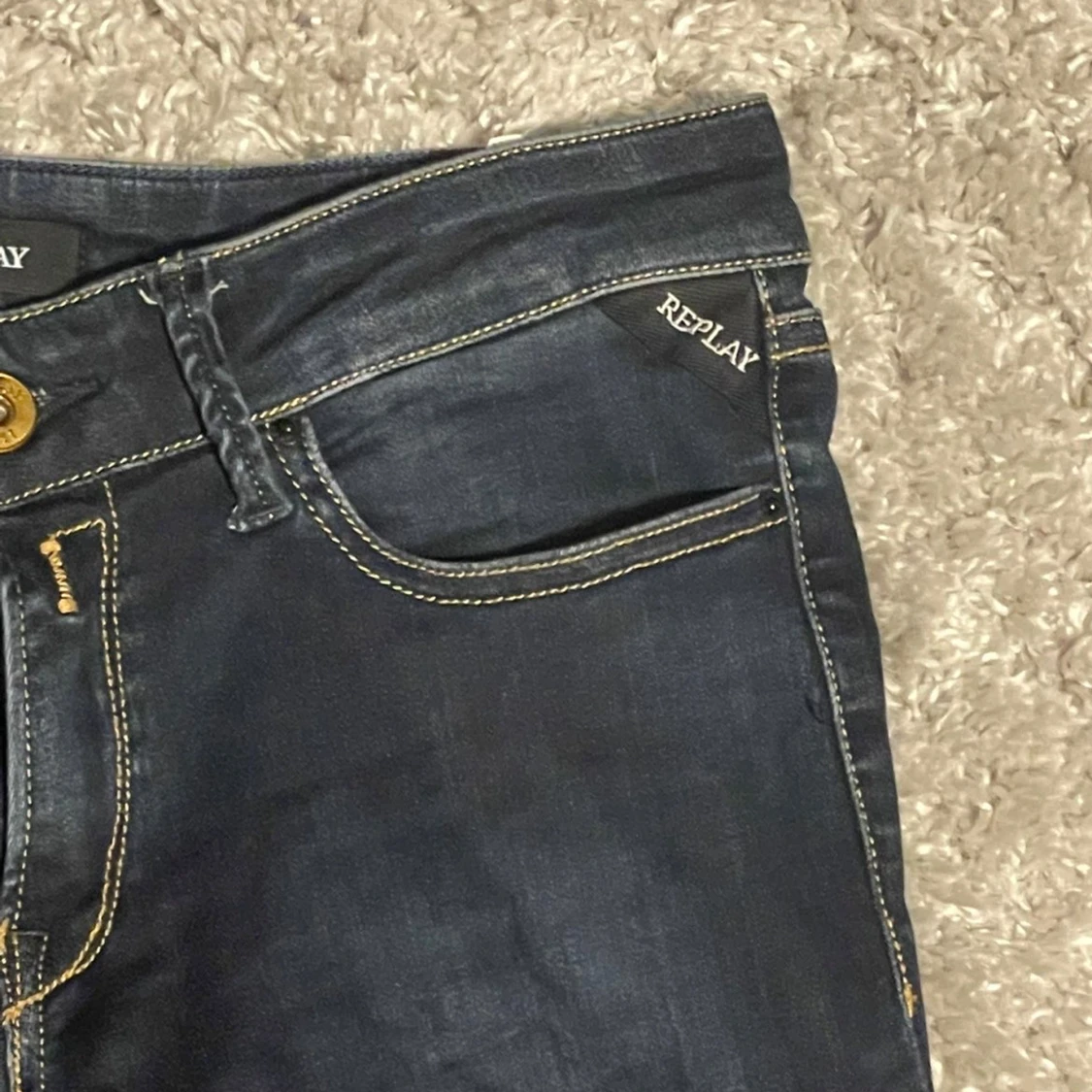 Mörkblå Replay jeans med slimfit passform  - 2