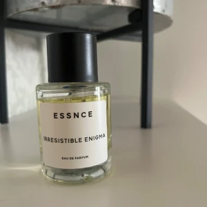 Essnce Irresistible Enigma parfym - Vegansk Eau de Parfum med toppnoter av päron, mandarin och bergamott, hjärtnoter av apelsinblomma, sambac jasmin och neroli samt basnoter av bourbon vanilj, vit mysk, amber och benzoin. Perfekt för dig som gillar söta och blommiga dofter. - ni ser återstående mängd i bilden, använd ytterst lite 