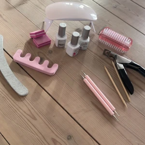 Depend Gellack kit med UV-lampa - Komplett Depend Gellack kit med tre flaskor gellack (top coat, base coat och färg), vit UV-lampa, rosa tåseparator, nagelfil, buffert, nagelborste, nagelklippare, dotting tools och träpinnar. Perfekt för att fixa snygga gelnaglar hemma. Orgenal pris  500 uv lampan är från din uv och gelén är använda 1-5 gånger 
