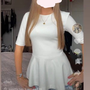 vit blus från zara - såå fin blus från zara med volang i slutet💞 använd en gång på min konfirmation💞💞 pris kan diskuteras 