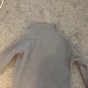 Grå stickad polotröja - Jätte söt polotröja från Cubus som jag har haft jätte länge så tror inte den säljs längre. Inga defekter skriv om fler bilder önskas 🩷
