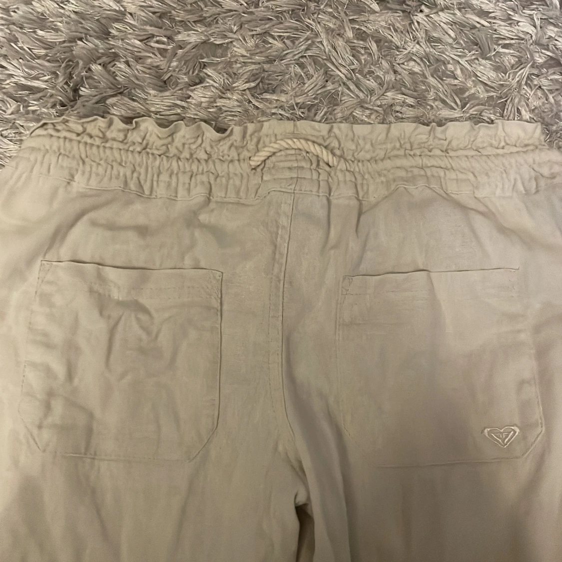 Beiga linnebyxor från Roxy med snörning - 3