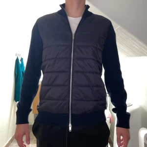 Massimo Dutti Cardigan - Säljer denna riktigt snygga cardiganen ifrån Massimo Dutti i storlek M. Fint skick utöver en lagning på nacken då den fick ett hål förut, syns dock ej vid användning skriv pm för att se bild! Hör gärna av dig vid andra frågor eller köp då priset ej är hugget i sten.🙂