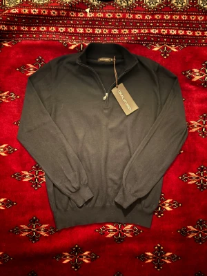 OSCAR JACOBSON - (LÄS HELA) Tjena! Säljer nu min blåa quarter zip från Oscar Jacobson😁Tröjan är inte använd en enda sekund! Alltså helt ny🙌🏼 Den ser lite rynkig ut då den legat o ruttnat i min låda alldeles för länge😬Lägger ut tröjan rätt dyrt då den bekostade mig 1500kr och aldrig kom till användning🙈Tveka inte att buda (priset är inte hugget i sten) eller skriv till mig vid minsta fundering 💭 //nils