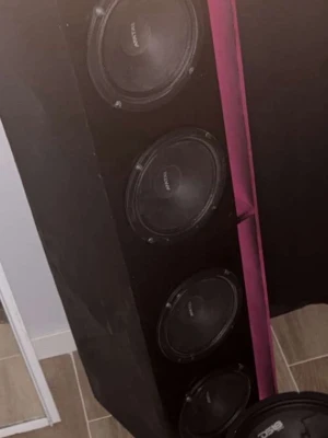 Middar avatar - Säljer en stor svart ä högtalare med fyra kraftfulla element från avatar. Högtalaren har en rektangulär form och detaljer i rosa på sidan. Perfekt för dig som vill ha riktigt tung bas och hög volym till musiken.