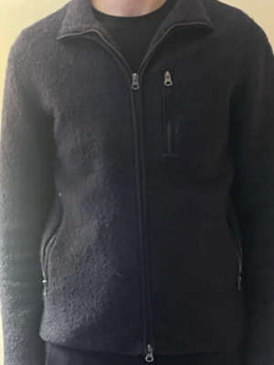 John Henric fleece  - Säljer nu min fleece jacka från John Henric i storlek M passar perfekt nu till våren och till sena kvällar denna jacka säljs inte längre köpt för 1000kr säljer min för endast 400kr 