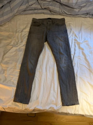 Ralph lauren jeans  - Säljer ett par klassiska grå jeans slim fit i storlek 32x34  passform och fem fickor. Jeansen har en enkel design utan synliga loggor och är tillverkade i denim. Perfekta för en avslappnad stil köpta för 1895kr använda sparsamt säljer för endast 600kr kan gå ner i snabb affär 