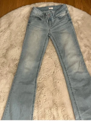 Nelly stitch jeans - Super fina och sparsamt använda. De är 34 men jag skulle säga att de passar både större och mindre för dom är väldigt stretchiga. Har lite små skav och smuts allra längst ner, går säkert bort med lite medel eller så❣️