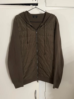 Massimo Dutti cardigan - Stilren och elegant cardigan från Massimo Dutti i en snygg brun nyans. Ett mycket användbart och tidlöst plagg som passar perfekt under våren och svalare dagar. Den rena designen ger ett exklusivt uttryck och gör koftan enkel att matcha till både vardags- och mer uppklädda outfits. En eftertraktad modell i toppskick.  ✅ Märke: Massimo Dutti ✅ Storlek: L ✅ Färg: Brun ✅ Skick: Mycket bra – som ny ✅ Passform: Stilren och klassisk  En snygg och populär Massimo Dutti-cardigan i hög kvalitet!