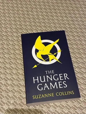 The Hunger Games pocketbok - Säljer en pocketutgåva av The Hunger Games av Suzanne Collins på engelska. Perfekt för dig som gillar dystopiska äventyr och spänning. Sprillans ny och oläst! 