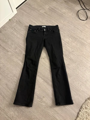 Svarta bootcut jeans från Perfect Jeans - Säljer ett par svarta bootcut jeans från Perfect Jeans i storlek 40. Jeansen har klassisk femficksdesign, normalhög midja och utsvängda ben. Perfekta till sneakers eller boots och tillverkade i mjukt denimtyg.
