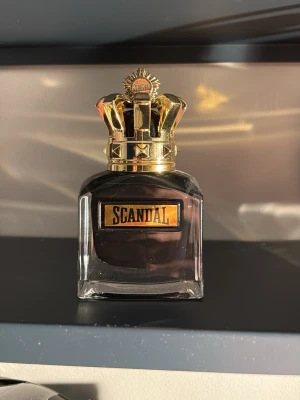 Scandal parfym från Jean Paul Gaultier - Lyxig parfymflaska från Jean Paul Gaultier med namnet Scandal. Det är en magisk doft som är perfekt för dig som vill dofta manligt. Det är en mörk och djup doft som kommer få folk att komma ihåg dig! Vätskan ligger på mellan 85-90% full. Detta är en doft som jag rekomenderar starkt!