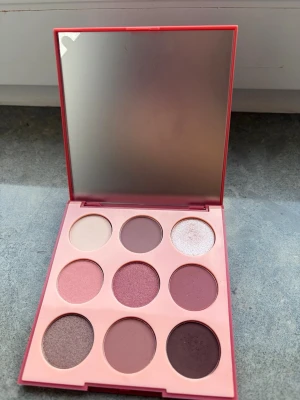 Morphe 9V Vintage Rose ögonskuggspalett - Morphe 9V Vintage Rose ögonskuggspalett med nio nyanser i rosa, nude, brunt och skimrande toner. Paletten har både matta och skimriga skuggor i en fyrkantig rosa ask med spegel i locket. Perfekt för kreativa ögonmakeuper.