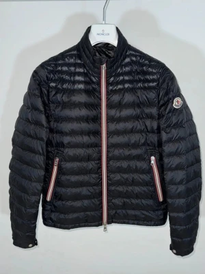 Svart dunjacka från Moncler - 100% orginal jacka från Moncler i toppenskick storlek 2 passar dig som använder S