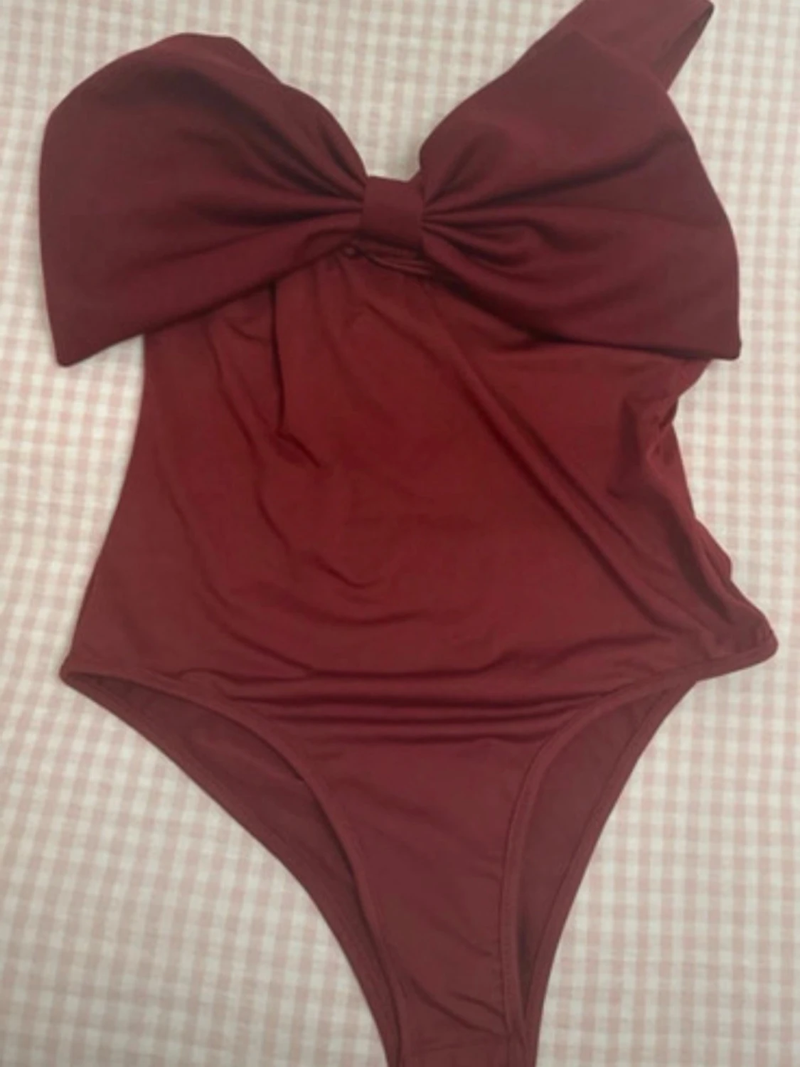 Vinröd body med stor rosett