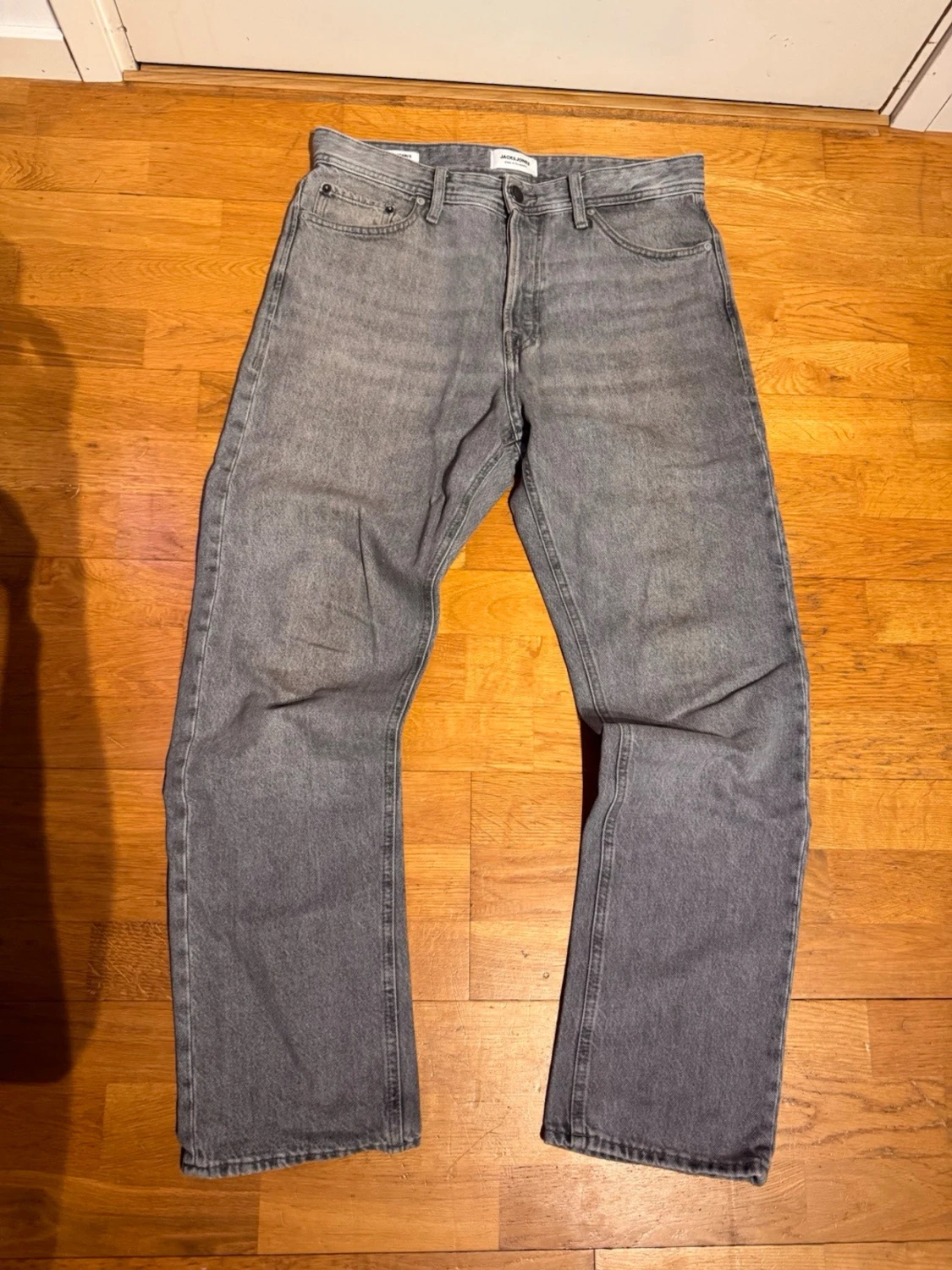 Grå raka jeans från Jack and Jones