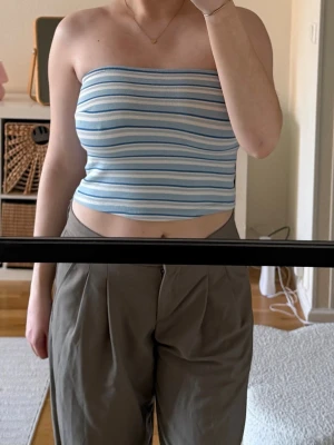 Randig bandeautopp i blått och vitt - Säljer en croppad bandeau tubtopp med blå och vita ränder💙🤍💙🤍