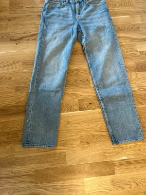 Ljusblå jeans - Snygga ljusblå jeans med rak passform och klassisk femficksdesign. Jeansen har normal midja och är tillverkade i denim. Perfekta för en avslappnad och trendig look. Storlek 30/32