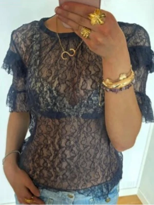 Spets topp - Säljer denna perfekta festtopp🌟🌟Storlek 38! Super snygg till fest tillfällen!! Säljer då den inte kommer till användning, hör av dig vid frågor 💞