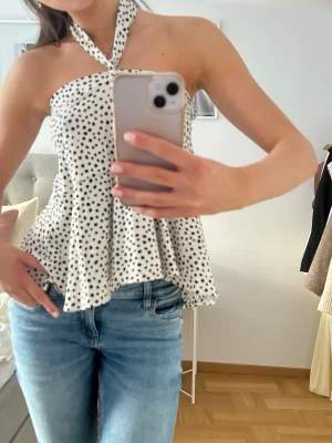 Topp strandivarius - Super fin topp från strandivarius, kan även användas som kjol. Passar xs-s. Använd fåtal gånger 💓