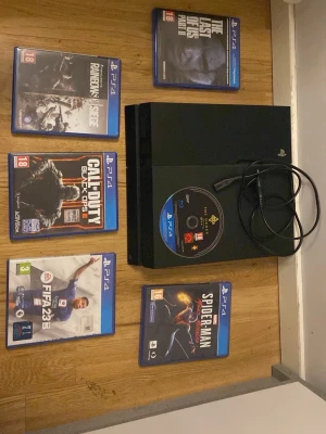 PlayStation 4 med spel och hdmi kabel - Säljer ett svart playstation 4 från Sony med hdmi kabel och några spel. Jag säljer playstationet för att jag vill bli av med gamla grejer och vill tjäna pengar. Skriv gärna om du är intresserad och om du vill köpa en av spelen så skriv gärna så löser vi något.