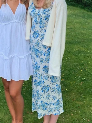 Blommig klänning Mango - Superfin klänning från Mango, fint skick! Storlek L men passar även mig som är s/m