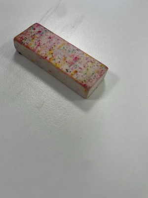 Modern konst gjord av konstnären Skitzoo - Ett suddigummi gjord av kärlek i ett mentalsjuk som heter NTI gymnasiet Lund, suddigummit är handgjort av konstnären Skitzoo som ni kan hitta på chess.com. Skitzoo säger att suddigummit representerar en sida av lycka och frihet som Skitzoo aldrig har upplevt i livet. 