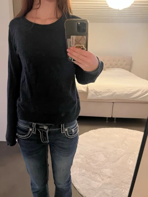 Marinblå stickad tröja - Mörkblå stickad tröja från Vila💕 Nypris 300kr🫰 Säljer även i andra färger!!