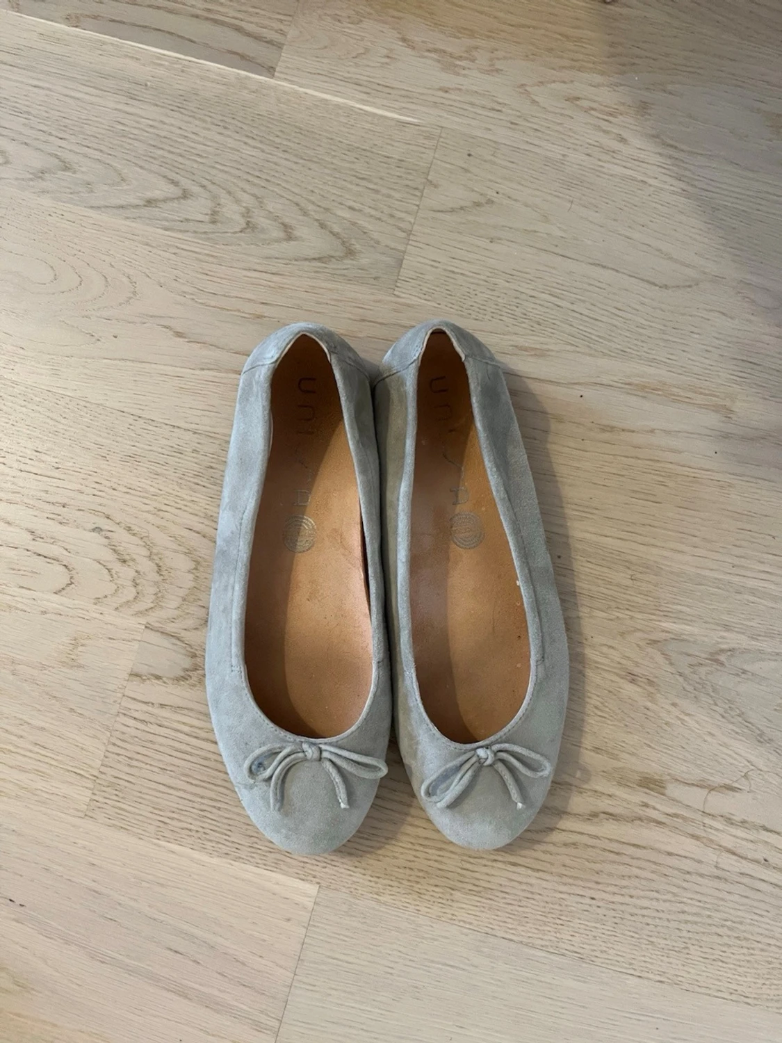 Grå ballerinaskor från Unisa