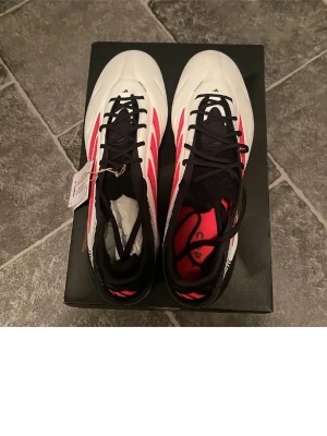 Adidas Copa fotbollsskor vit/svart/röd - Aldrig använda, storlek 44 2/3