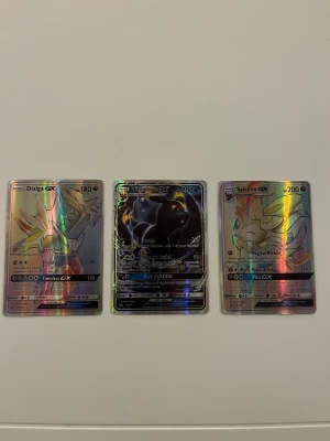 Pokémon GX holografiska samlarkort - Tre Pokémon GX samlarkort: Dialga GX, Umbreon GX och Sylveon GX. Alla korten är holografiska och har färgstarka, glansiga ytor med detaljerade illustrationer. Perfekt för dig som vill utöka din samling med unika och coola kort.