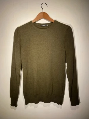 J.Lindberg tröja - Hej, säljer en J.Lindberg tröja i fint skick. Storleken är L men passar mer åt S - XS. Hör av dig vid intresse eller frågor! //Milo. 