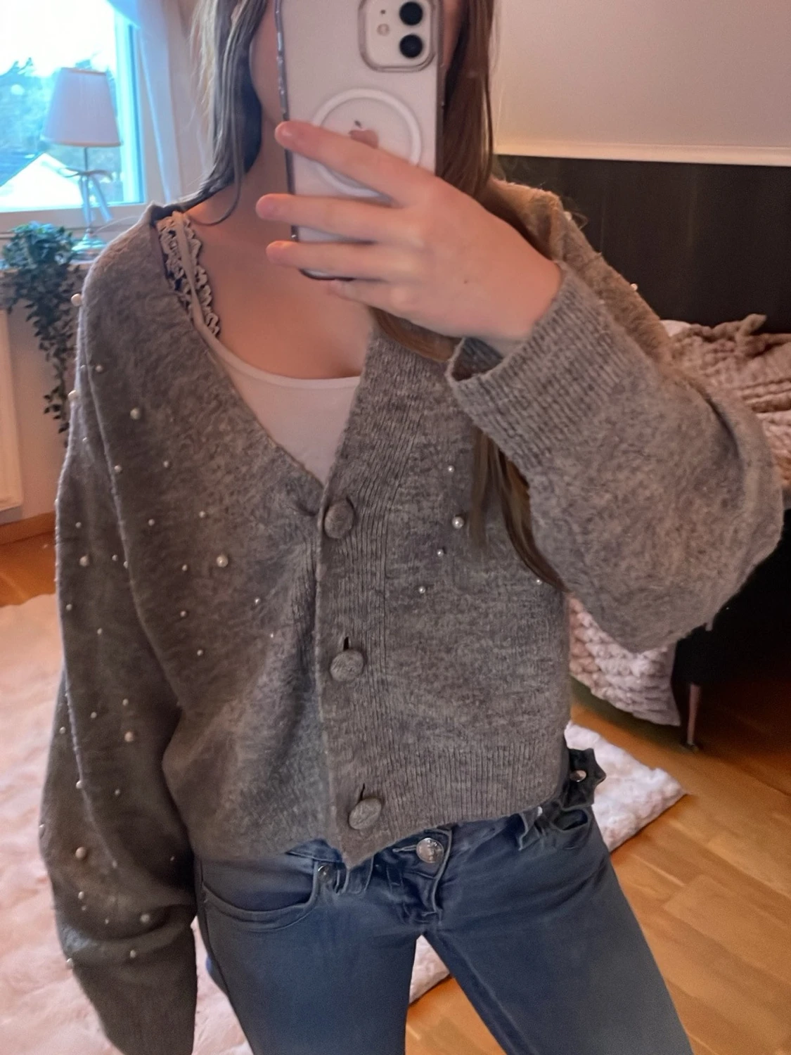 Grå kofta med pärlor