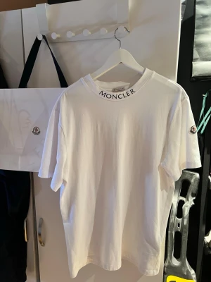 Vit Moncler t-shirt  - Säljer en sprillans ny moncler T-shirt som jag köpte ny i Milano i butik kvitto och allt finns men påsen följs inte med bara om man köper till den 🔥aldrig använt ✅ storlek S men sitter mer som M eller L 👍🏻köpte för 2500 säljs för 999 men priset går att diskuteras 