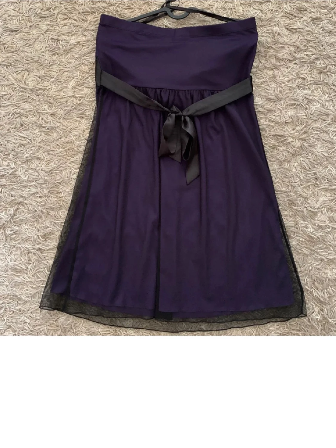 Mörklila axelbandslös klänning med rosett - 1