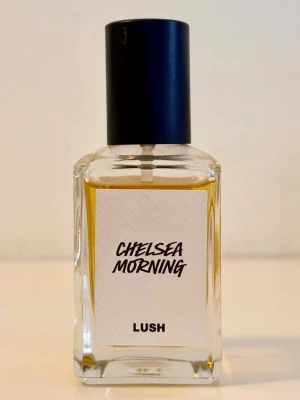 Lush Chelsea Morning parfym - Chelsea Morning från Lush, 30 ml. Enbart testsprayad ett fåtal gånger, vilket syns på bild. Givetvis förvarad mörkt, torrt och svalt.