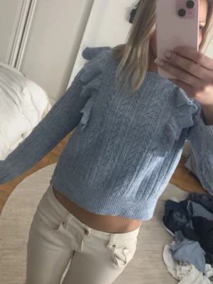 Ljus blå kofta med volanger  - Jättesöt ljusblå stickad tröja med volanger💓skriv om ni har några frågor osv🩷